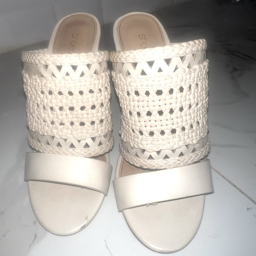 Beige heels